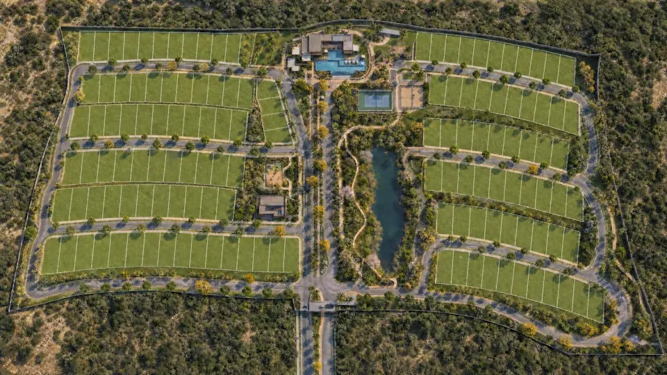 Planta humanizada de implantação de loteamento com quadras, lotes, ruas arborizadas, clube e parque do lago