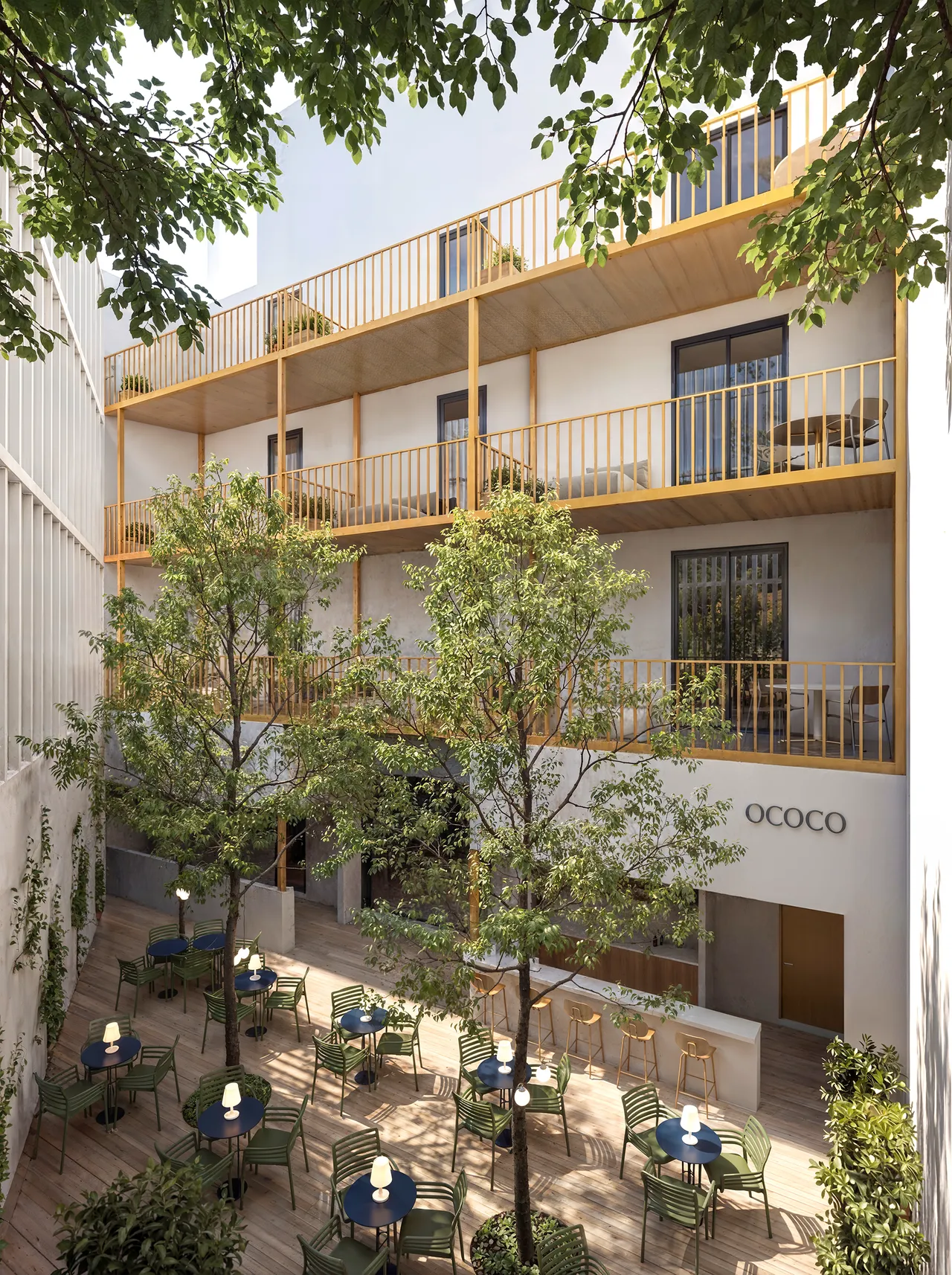 Pátio interno do Hotel Ilhas Canárias Espanha com varandas de madeira e mesas sob árvores em render 3D nas Ilhas Canárias, ES