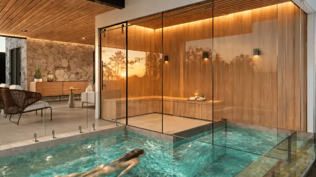 Render 3D da sauna de vidro e revestimento de madeira ao lado da piscina aquecida do Volare, em Eusébio, CE