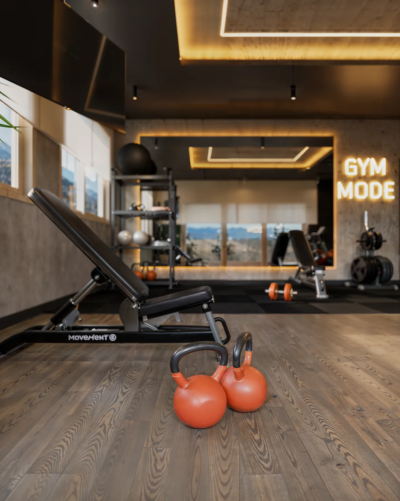 Academia do Gym Liv Green com kettlebells laranja, banco de musculação e neon Gym Mode em render 3D