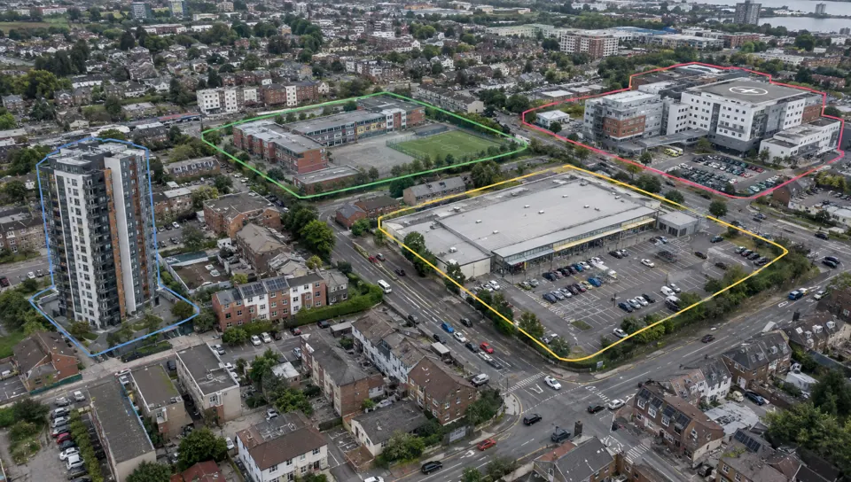 Mapa 3D ilustrativo do entorno com escola, mercado e hospital destacados ao redor do empreendimento
