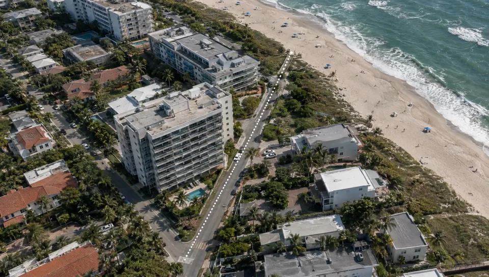 Mapa 3D ilustrativo de cidade litorânea com o empreendimento destacado e caminho até a praia