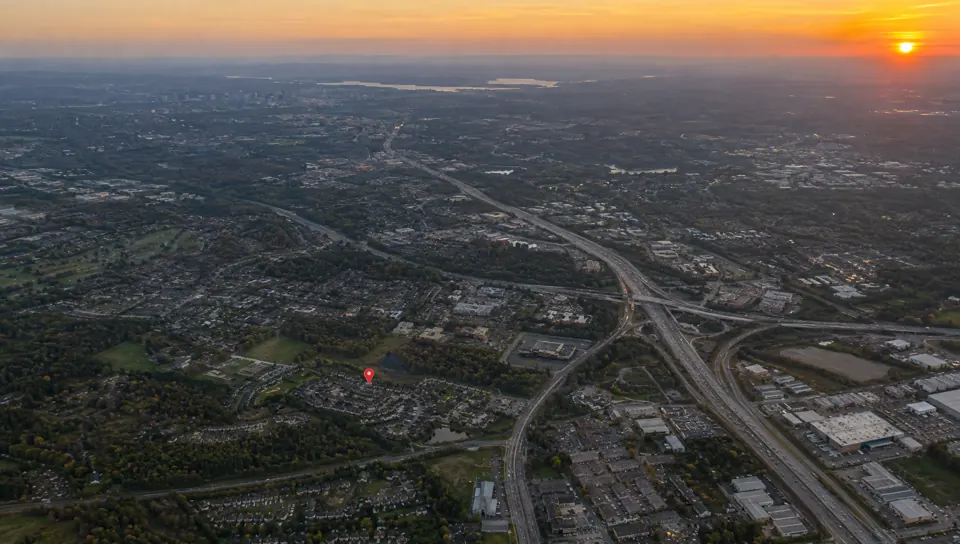 Mapa 3D ilustrativo de região metropolitana ao pôr do sol com o empreendimento marcado no mapa